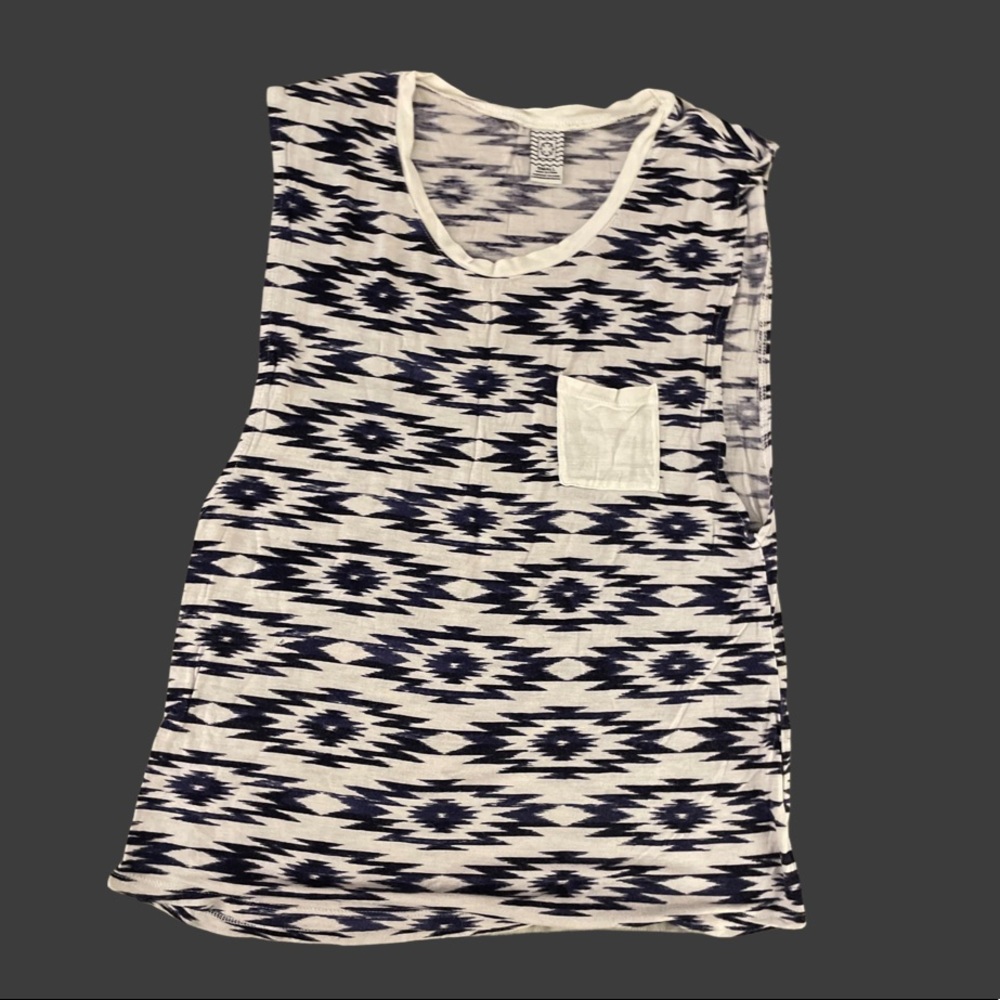 Geometric design tank top. Loose fit.